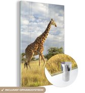 MuchoWow® Glasschilderij 80x120 cm - Schilderij acrylglas - Giraffe - Lucht - Gras - Foto op glas - Schilderijen