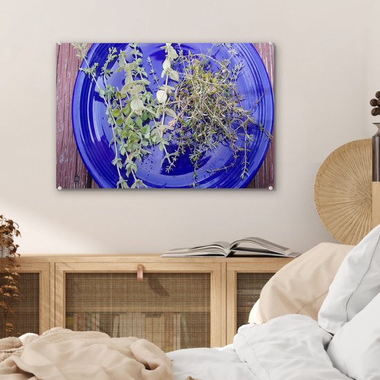 MuchoWow® Peinture sur verre 60x40 cm - Peinture sur verre acrylique - Une assiette bleue avec du thym aromatique sur une table en bois - Photo sur verre - Peintures
