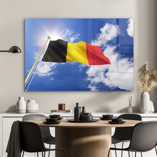 Le drapeau de la België flotte dans les airs Plexiglas 120x80 cm - Tirage photo sur Glas (décoration murale plexiglas)