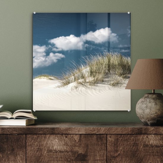 MuchoWow® Glasschilderij 50x50 cm - Schilderij acrylglas - Grashalmen groeien op de witte zandduinen - Foto op glas - Schilderijen