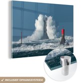MuchoWow® Glasschilderij 90x60 cm - Schilderij acrylglas - Storm die tegen een vuurtoren slaat - Foto op glas - Schilderijen
