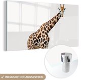 MuchoWow® Glasschilderij 40x20 cm - Schilderij acrylglas - Giraffe - Dieren - Witte achtergrond - Kinderen - Jongen - Meisje - Foto op glas - Schilderijen