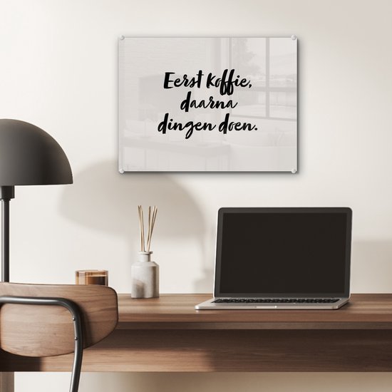 MuchoWow® Glasschilderij 40x30 cm - Schilderij acrylglas - Quote - Eerst koffie, daarna dingen doen - Taupe - Foto op glas - Schilderijen