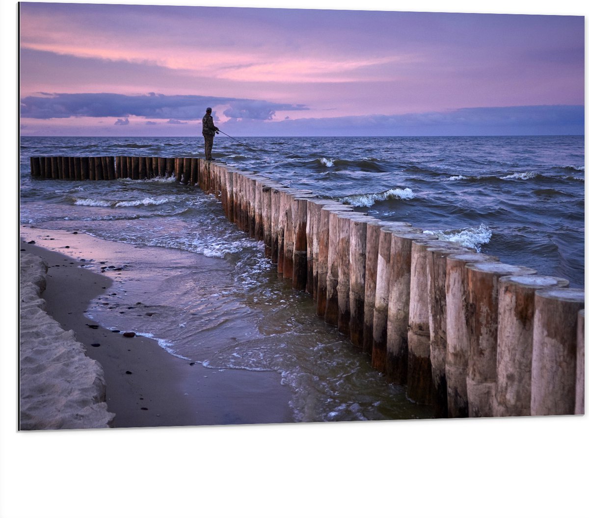 Dibond - Man op Palen in de Wilde Zee tijdens het Vissen - 100x75 cm Foto op Aluminium (Wa