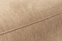 Texture d'un tissu velours côtelé marron avec des côtes visibles et une couture nette.