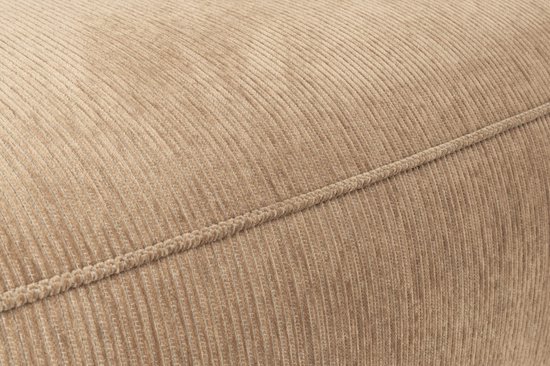 Texture d'un tissu velours côtelé marron avec des côtes visibles et une couture nette.