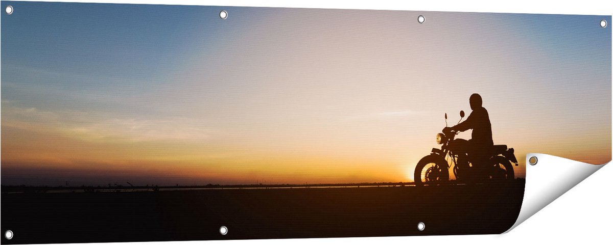 Gards Tuinposter Silhouet van een Motor bij Zonsondergang - 150x50 cm - Tuindoek - Tuindecoratie - Wanddecoratie buiten - Tuinschilderij Multikleur