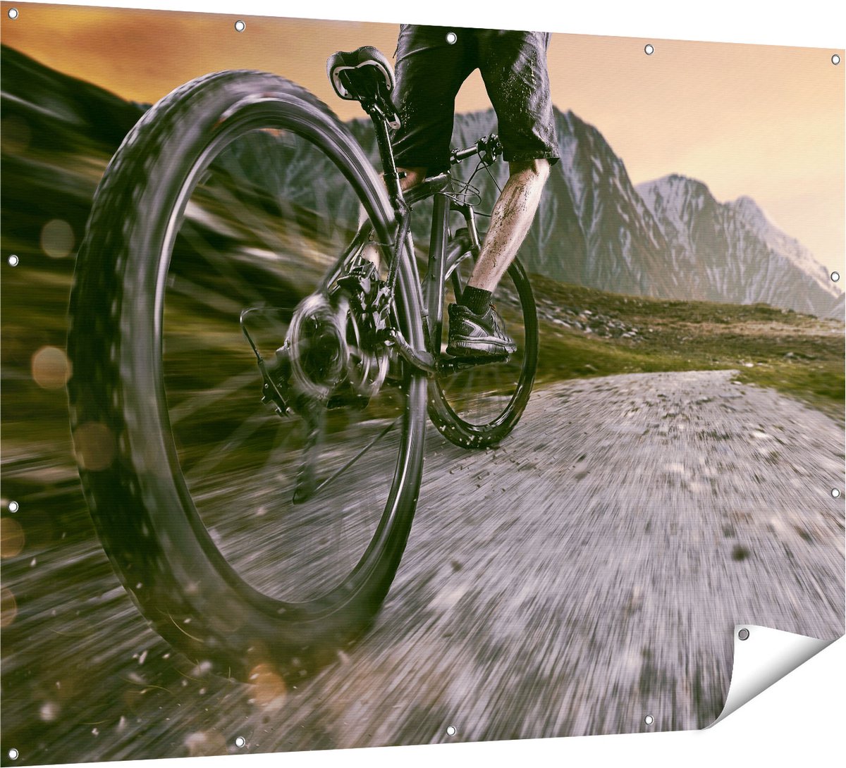 Gards Tuinposter Moutainbike Fietser in de Bergen - 160x120 cm - Tuindoek - Tuindecoratie - Wanddecoratie buiten - Tuinschilderij Multikleur