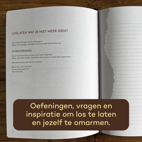 Open Vertellis Heling Journal met oefeningen om los te laten en jezelf te omarmen, met tekst.