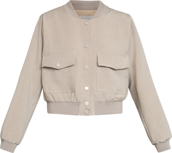 Beige bomberjack met drukknoopsluiting, twee opgestikte klepzakken op de borst en beige boord.