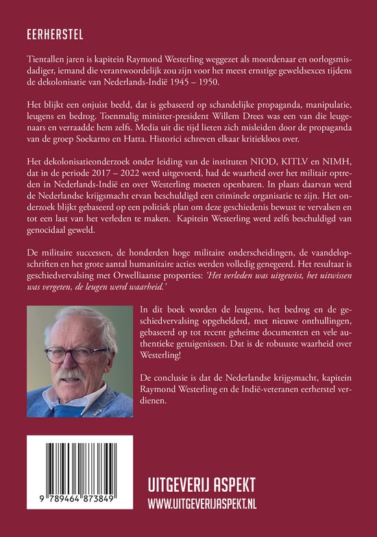 Portret van een oudere man met bril, achtergrond met tekst over Nederlands-Indië.
