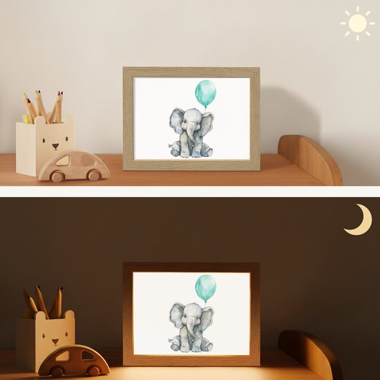 Nachtlampje 20x15 cm - Kinder lamp - Olifant - Baby - Dieren - Blauwe ballon - Tafellamp kinderkamer - Slaapkamer lamp - Bedlamp kinderen - Kinderlampje stopcontact - Wandlamp babykamer - Nachtlampjes van Neozio — afbeelding 4
