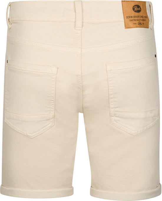 Achterkant van een beige korte spijkerbroek met leren label.