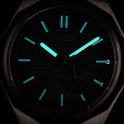 Citizen horloge met blauwe, verlichte wijzerplaat in het donker.