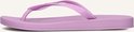 Close-up van een lila Ipanema slipper, met een golvend patroon op de band.