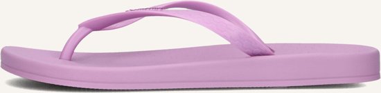 Close-up van een lila Ipanema slipper, met een golvend patroon op de band.