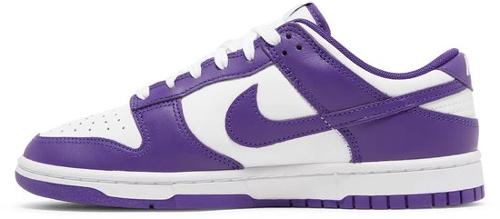 Paarse en witte Nike Dunk Low sneaker, zijaanzicht, met witte veters.