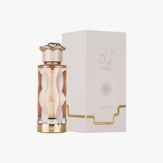 Parfumfles met oranje vloeistof naast een witte parfumdoos, beide met gouden accenten.