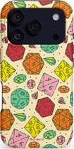 Telefoonhoes met een patroon van veelzijdige dobbelstenen in rood, oranje, groen, geel en roze, met daartussen edelstenen.