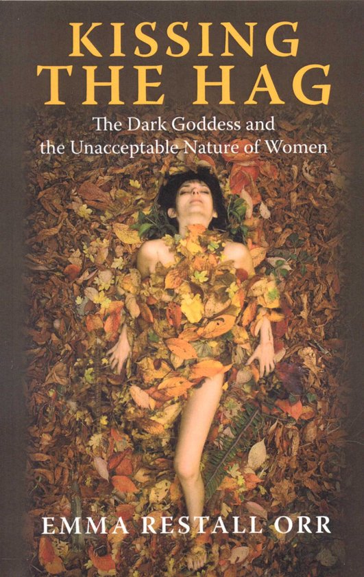 Couverture de livre : 'Kissing The Hag' avec une femme allongée dans des feuilles, titre et auteur indiqués.