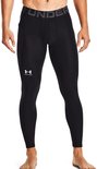 Man in zwarte Under Armour tight met grijze opdruk op de tailleband en logo op het been.