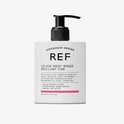 Witte pompflacon met REF Colour Boost Masque Brilliant Pink. Roze lijn onderaan.