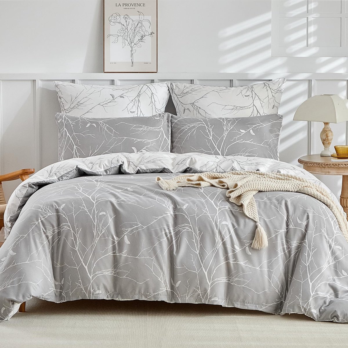 Unyqoos Comfortabel dekbedovertrekset met kussensloop en takken- en bladerenprint grijs wit