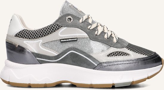 Zilverkleurige lage sneaker met veters, mesh, glitter en metallic details. Het Floris van Bommel logo is zichtbaar op de zijkant.