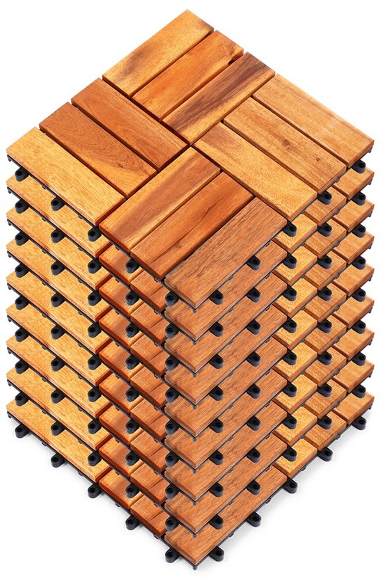 Stapel houten terrastegels met zwart kliksysteem, opgebouwd uit 4x4 tegels.