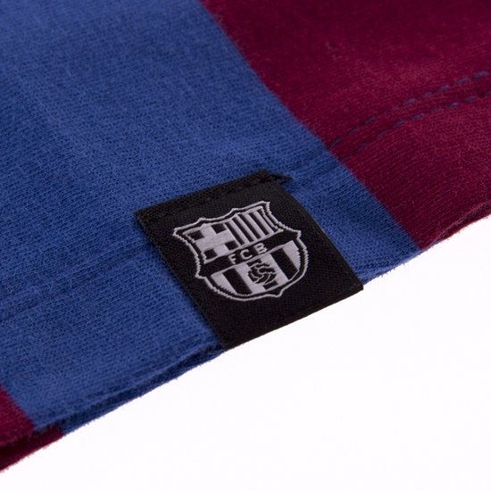 Zwart label met FC Barcelona logo op een blauw en rood gestreept shirt.
