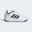 Witte Adidas sneaker met klittenbandsluiting, zwarte strepen en een zwarte zool.