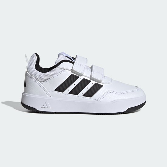 Witte Adidas sneaker met klittenbandsluiting, zwarte strepen en een zwarte zool.