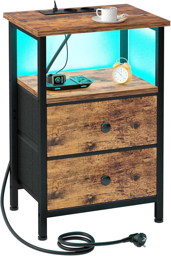 Houten nachtkastje met 2 lades, open plank, zwart frame en blauwe LED-verlichting, met oplader en wekker.
