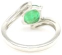 Zilveren ring met een groene steen, gezien vanaf de zijkant met de band en kleine witte steentjes.