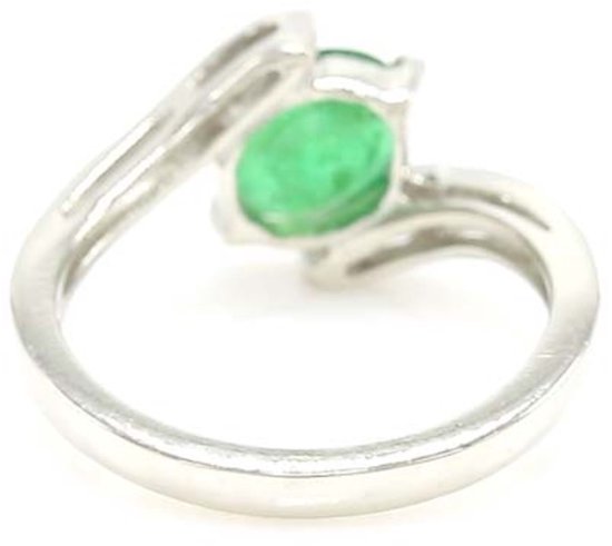 Zilveren ring met een groene steen, gezien vanaf de zijkant met de band en kleine witte steentjes.