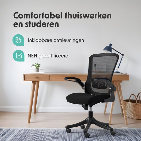 Zwarte mesh bureaustoel met inklapbare armleuningen, staand in een modern ingerichte thuiswerkplek.