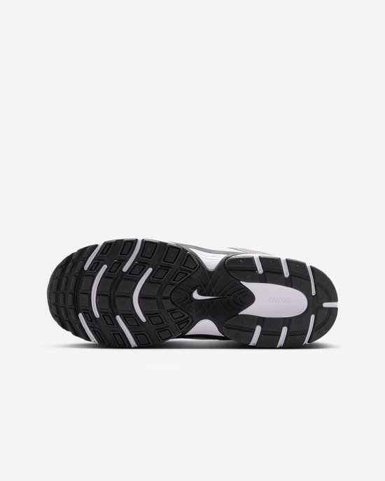 Onderkant van witte en zilverkleurige Nike sneakers met zwart loopvlak.