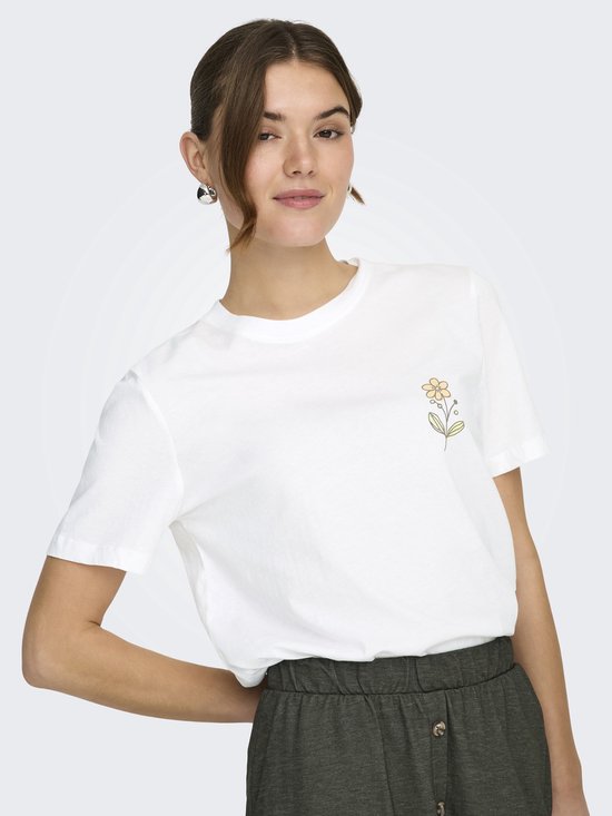 Wit t-shirt met een kleine geborduurde bloem op de linkerborst, gedragen door een model.
