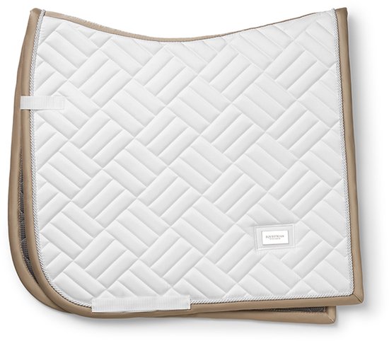 Wit dressuurzadeldek met visgraatmotief, beige bies en zilverkleurig koord.