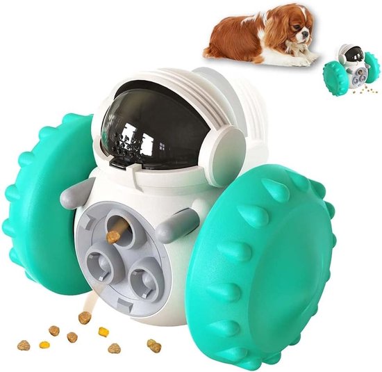 Wit en grijs interactief hondenspeeltje met turkooizen wielen, dat brokjes uitgeeft. Kleine hond kijkt ernaar.