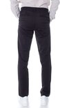 Achterkant van een zwarte slim fit chino broek, gedragen met een lichtgrijs overhemd en witte sneakers.