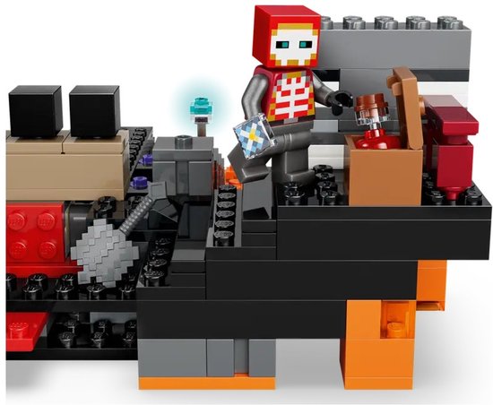 Figurine LEGO Minecraft avec tête rouge, armure grise et briques de construction aux accents orange et noirs.