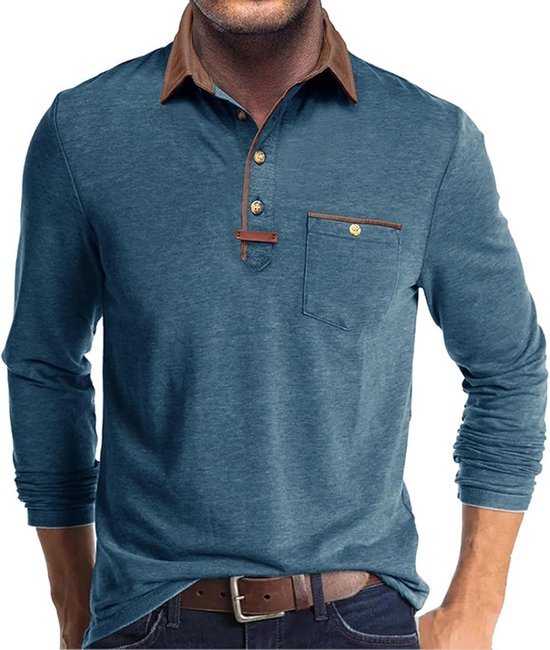 Blauw poloshirt met lange mouwen, bruine kraag, knoopsluiting en borstzak op een man.