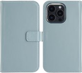 Selencia Hoesje - Geschikt voor Apple iPhone 16 Pro - Echt Lederen Bookcase - Air Blue