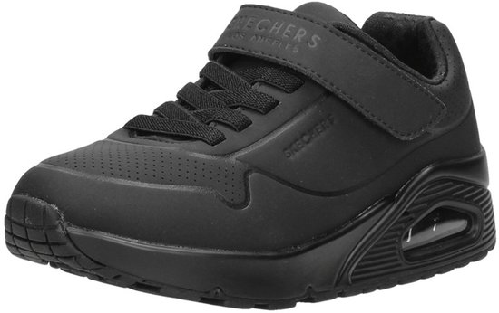 Zwarte Skechers sneaker van voren gezien, met klittenband en veters.