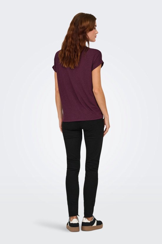Model van achteren gezien, draagt een bordeauxrood t-shirt en zwarte jeans.