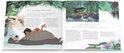 Een paginagrote illustratie van Baloo en Mowgli uit Jungle Book liggend op Baloo's buik.