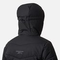 Achterkant van een zwarte ski-jas met capuchon en SWEDEMOUNT logo.