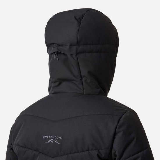 Achterkant van een zwarte ski-jas met capuchon en SWEDEMOUNT logo.