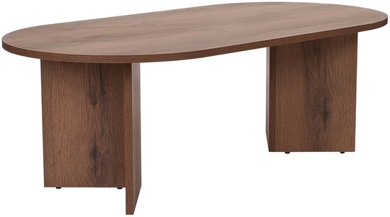Ovale salontafel met walnoothouten melamine afwerking en twee brede, platte poten, geïsoleerd op witte achtergrond.